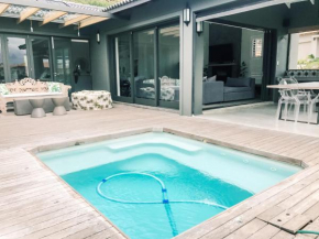 Luciano's Upmarket Family Home - Close to Beach - Private Pool, Pizza Oven & Braai, DSTV & WIFI